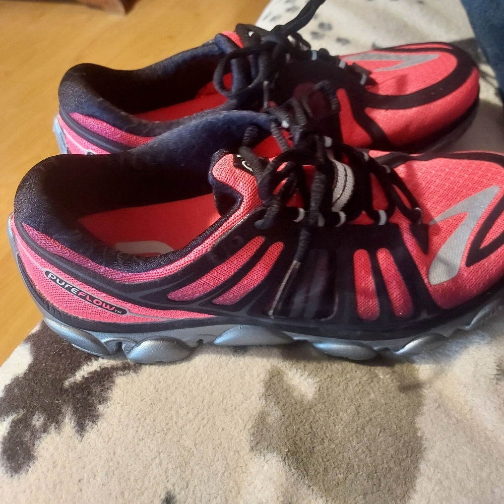 Womens Brook Shoes - Pink and Black